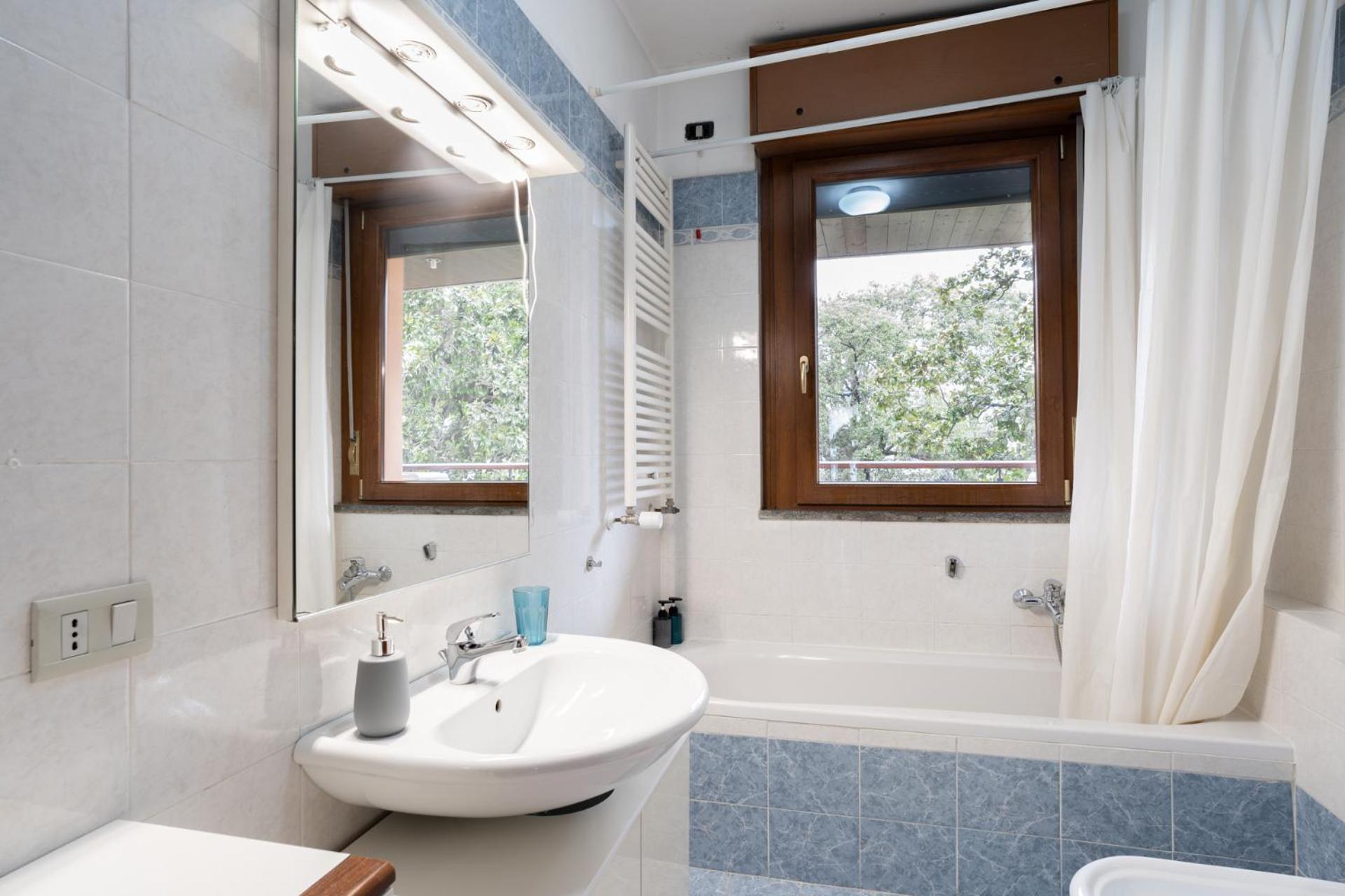 Spacious Bright Apartment Near City Center And Como Lake With Air Conditioning ليكو المظهر الخارجي الصورة
