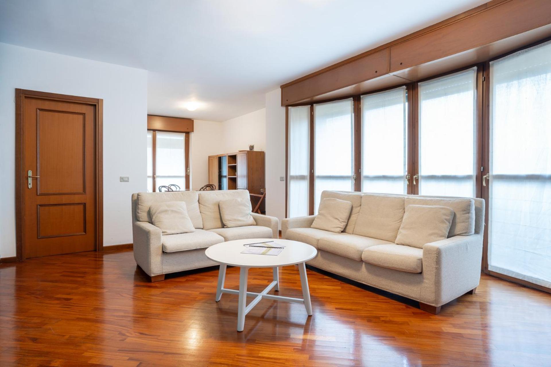 Spacious Bright Apartment Near City Center And Como Lake With Air Conditioning ليكو المظهر الخارجي الصورة